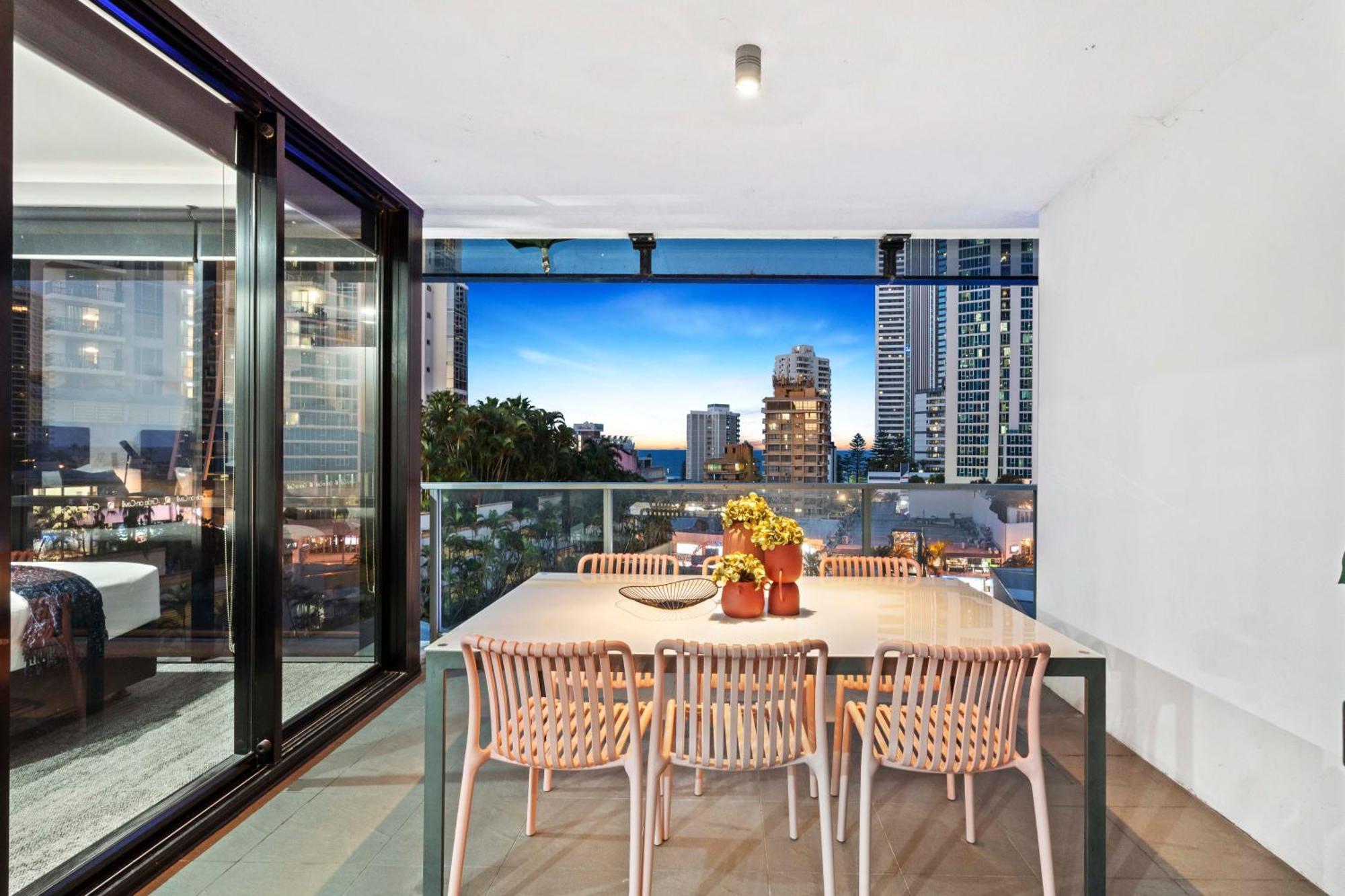 Circle On Cavill - Self Contained & Privately Managed Apartments - Wow Stay Gold Coast Exteriér fotografie